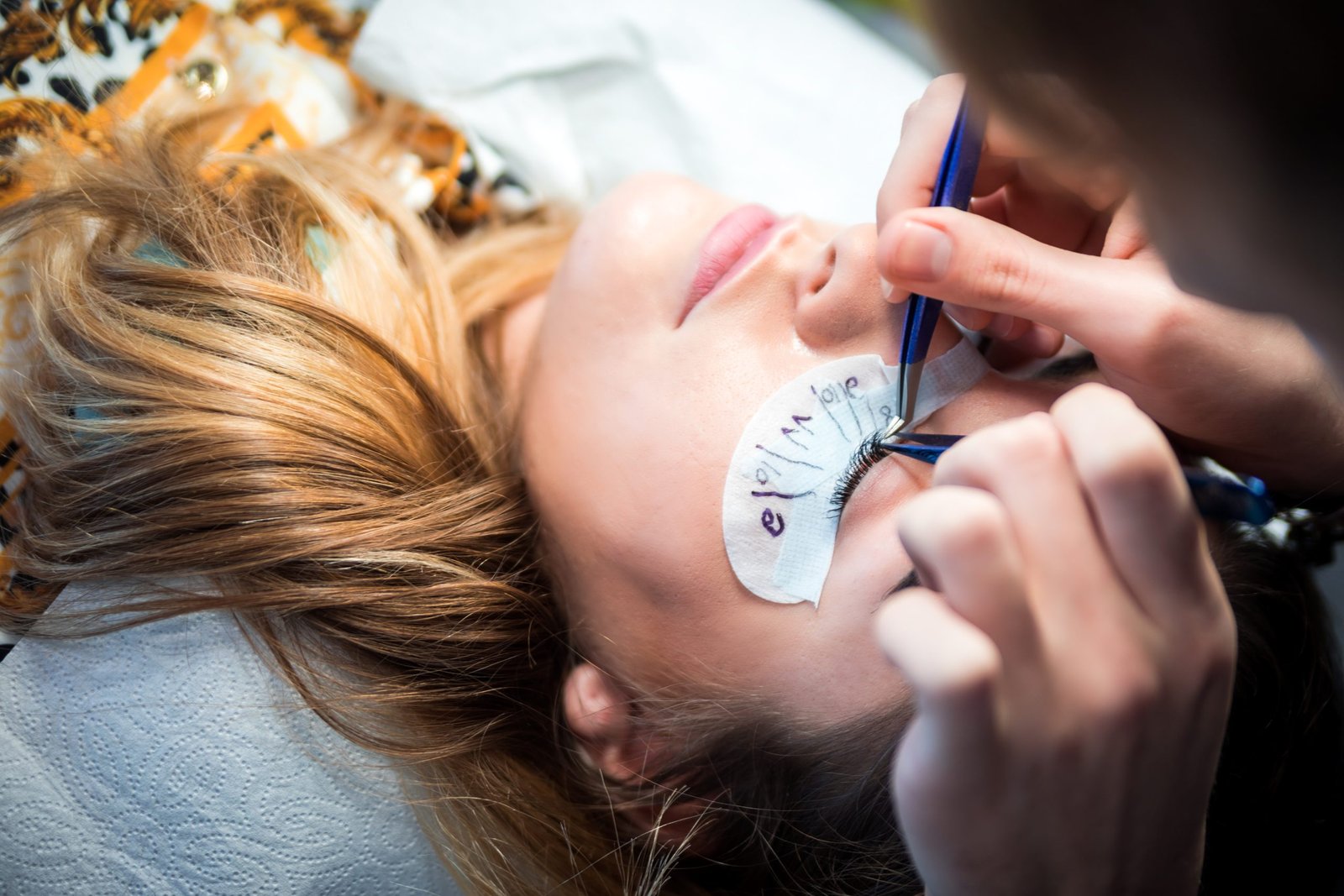 male beautician applying extension eyelashes at be 2023 11 27 05 17 03 utc scaled Course